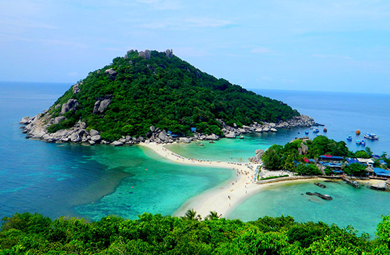 Koh Tao Island is situated in the gulf of Thailand and is one of the best diving spots for snorkelling and beginner divers
