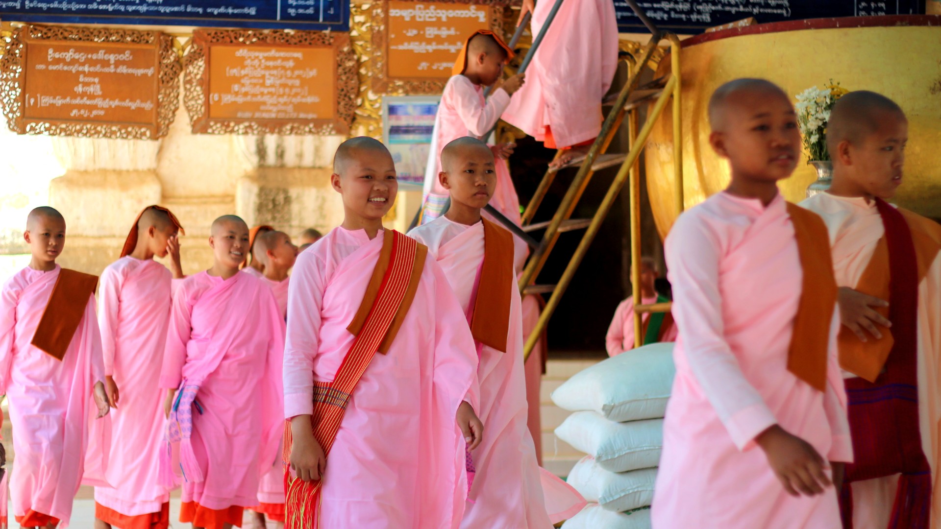 Nuns at Manuha temple