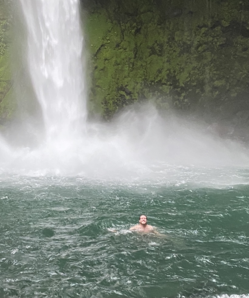 Swimming in La Fortuna waterfall... So cold!