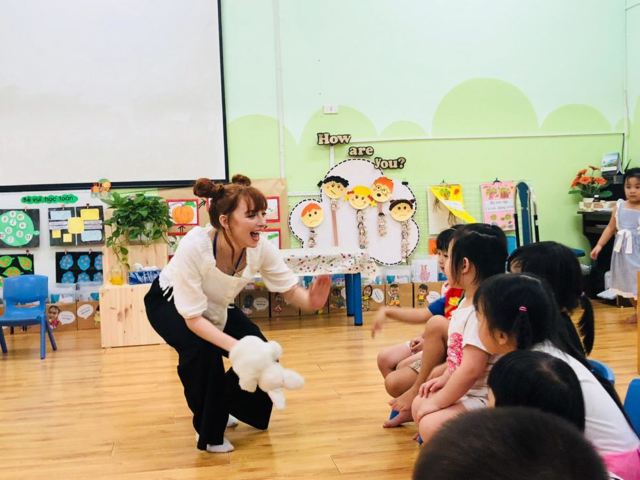 A TravelBud teacher gets her class excited about learning English