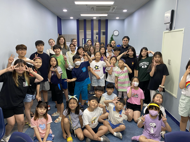 Get hands-on teaching experience with the practical component during our in-class TEFL option