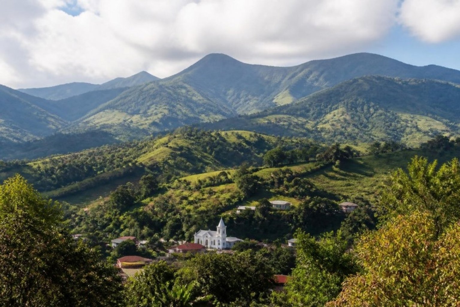 San Ramón's relaxed mountain setting puts you within reach of San José and Arenal.