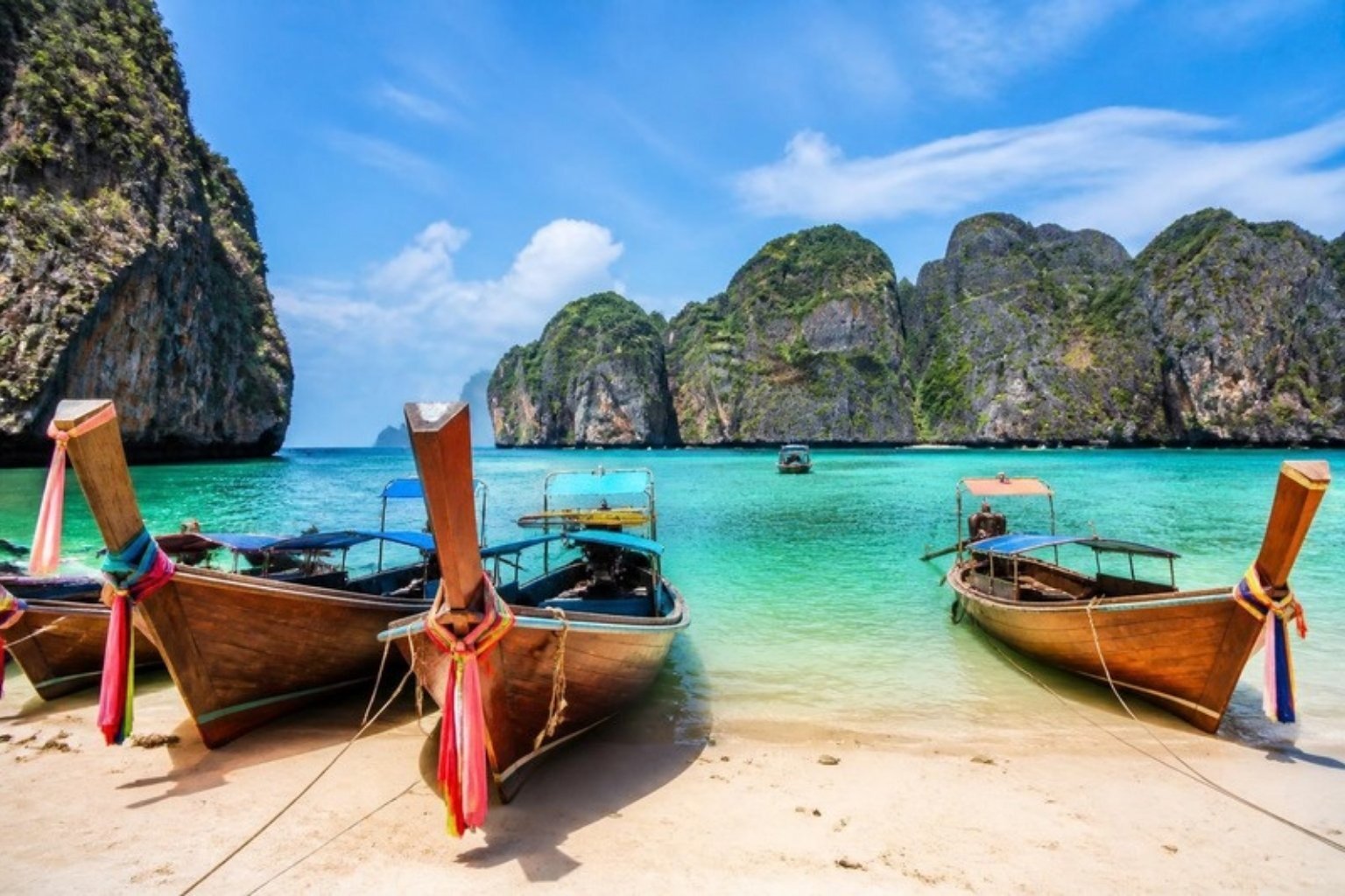 Travel with your group between camps in Bangkok, Hua Hin, Chiang Mai and Krabi.