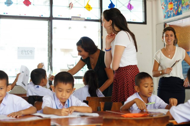 Thai students worshipping English teachers