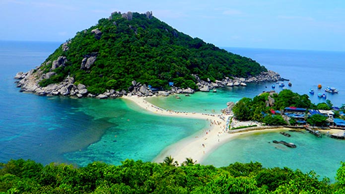 Koh Tao Island is situated in the gulf of Thailand and is one of the best diving spots for snorkelling and beginner divers