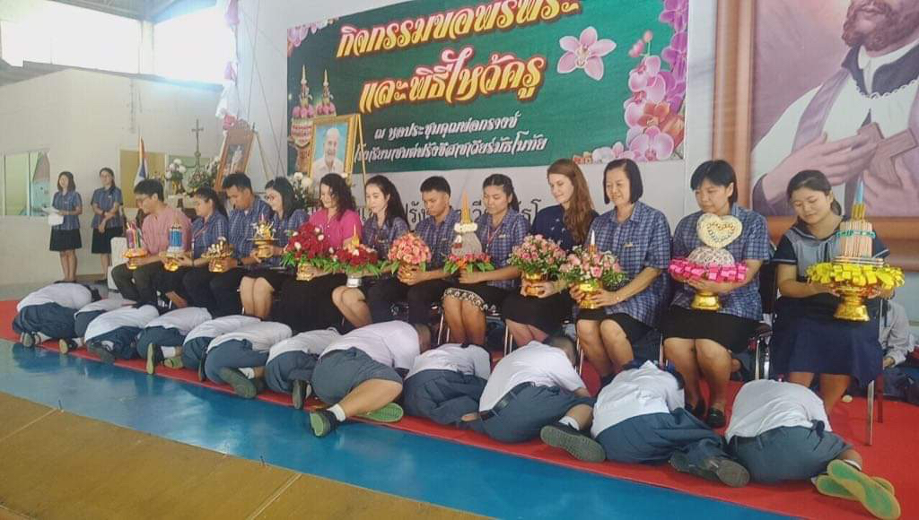 Teaching in Thailand allows you to celebrate holidays like Wan Wai Kru